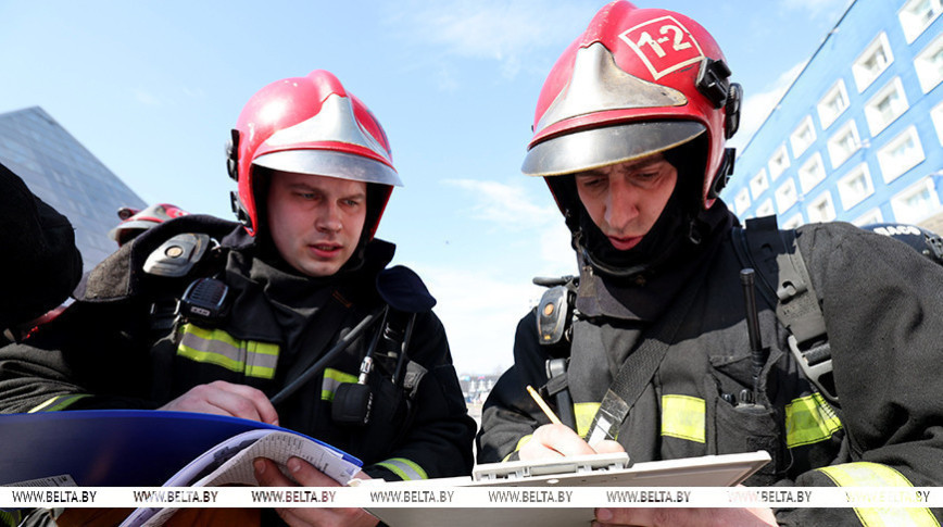 Lukashenko extends professional holiday greetings to Belarusian firefighters