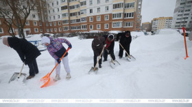 Lukashenko stresses national unity in snowfall cleanup efforts