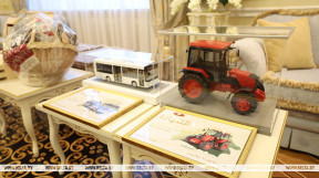 Lukashenko gives buses, tractors to Khalifa Haftar as gifts
