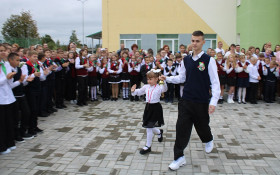 Торжественная линейка в ГУО "Средняя школа 2 им. А.И. Дубосарского г.п. Шумилино" с участием председателя Шумилинского районного исполнительного комитета Сергея Галынчика